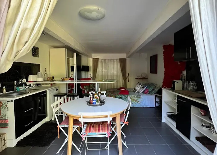 La Grange Au Beau Milieu Des Pins *